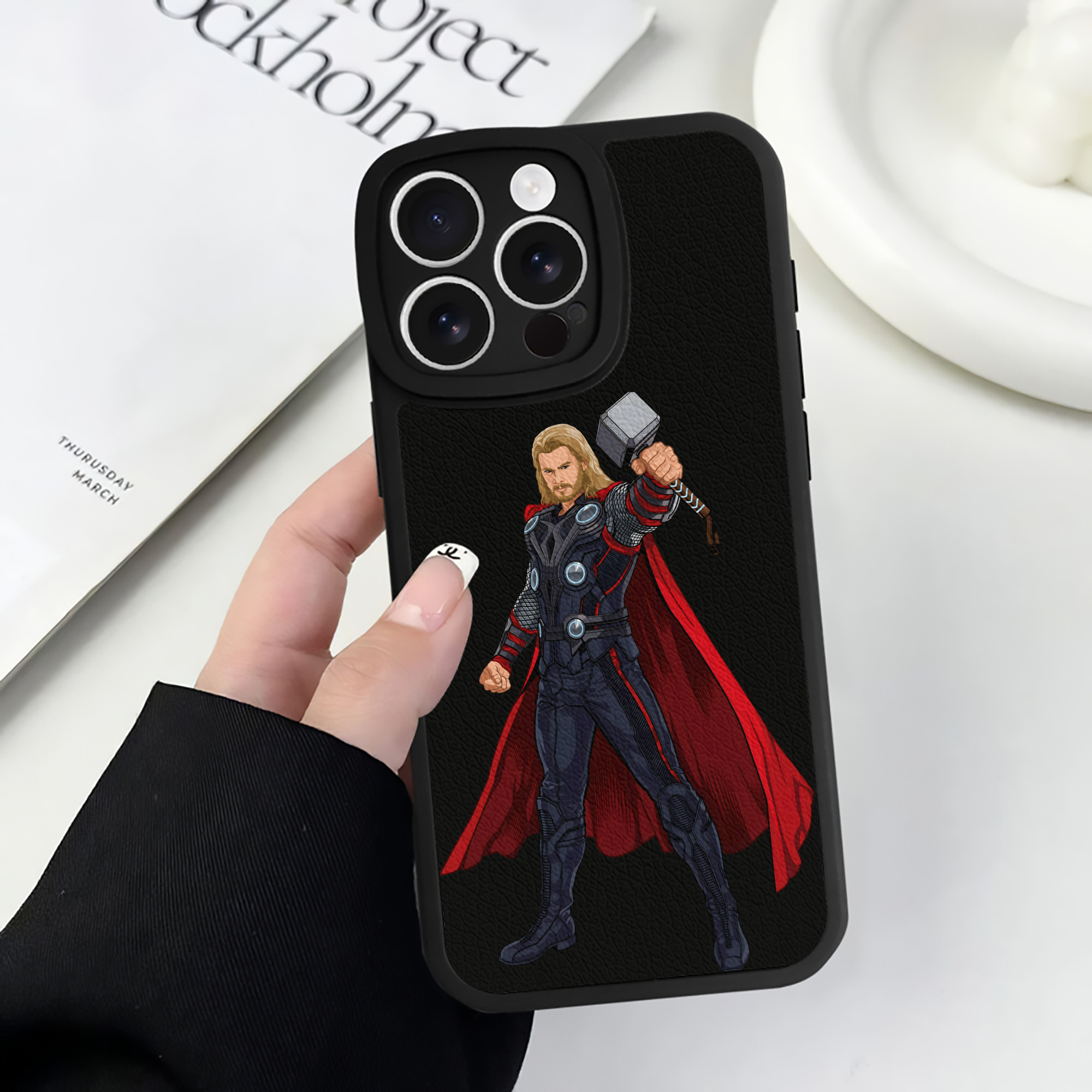 （画像用） アベンジャーズ The Avengers 【iPhone 16シリーズ対応】シリコンスマホケース（レザー調） 材質：シリコン